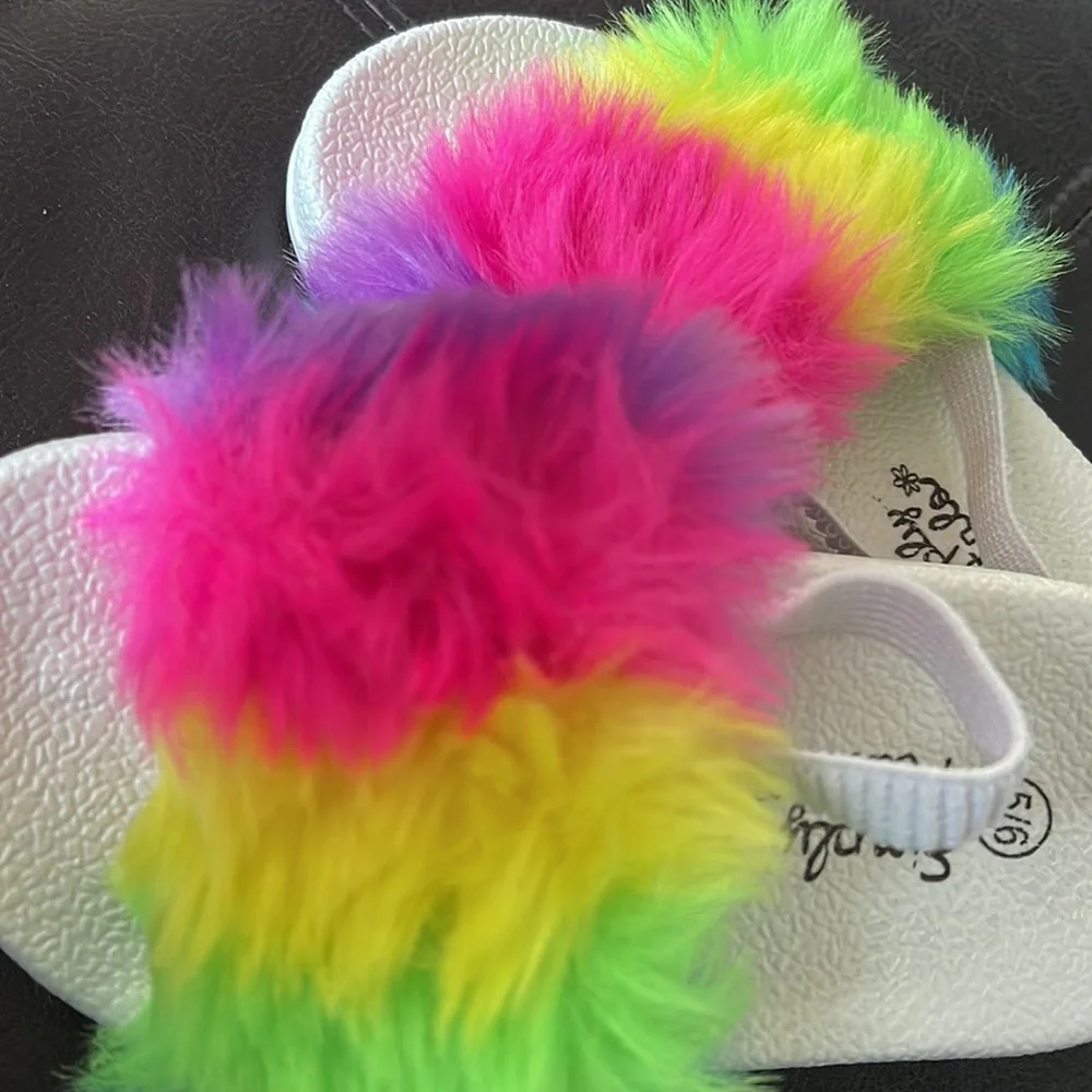 Simply Petals Fluffy Sandals‎